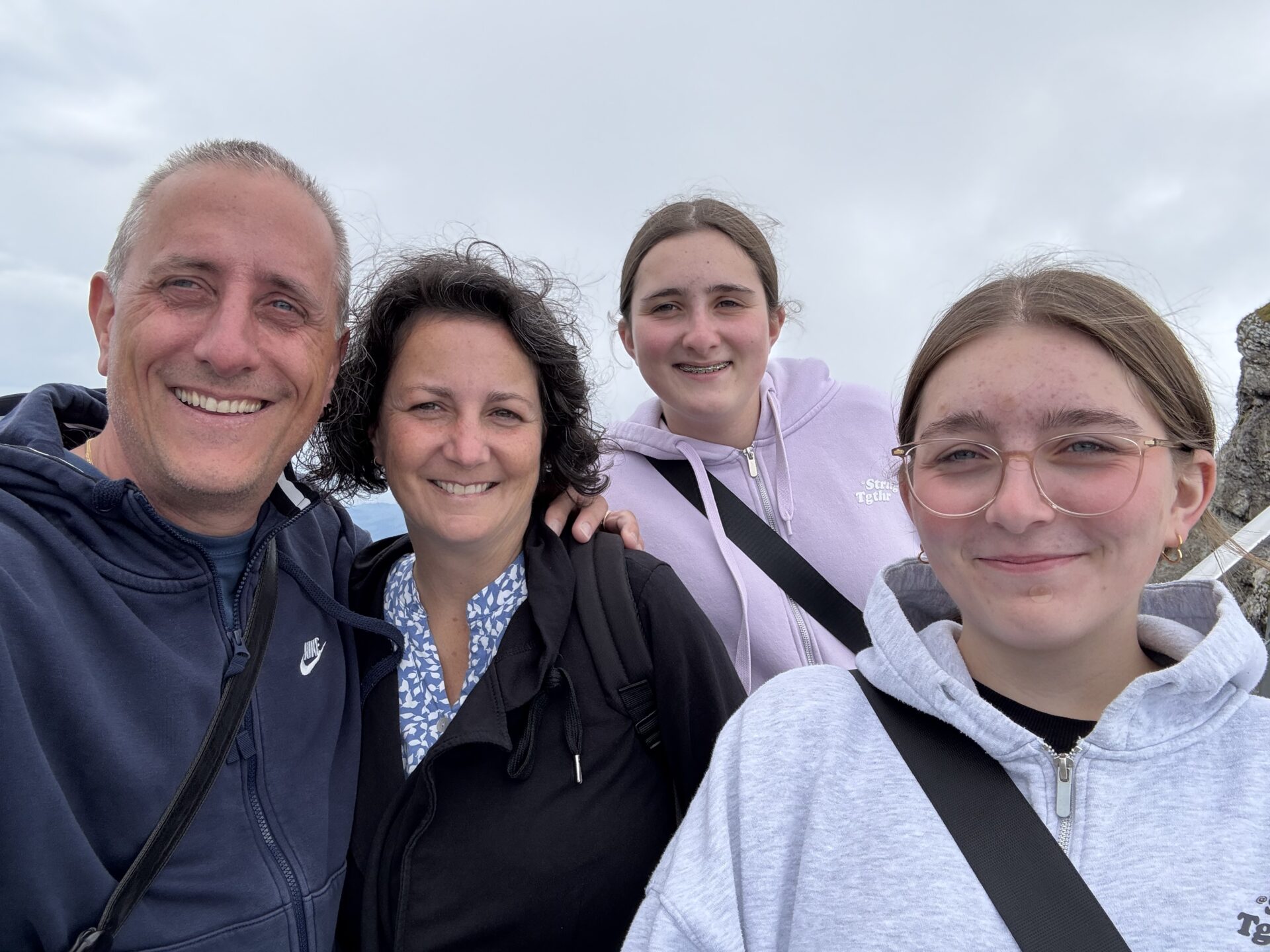 Familie Walder beim Wandern in den Bergen